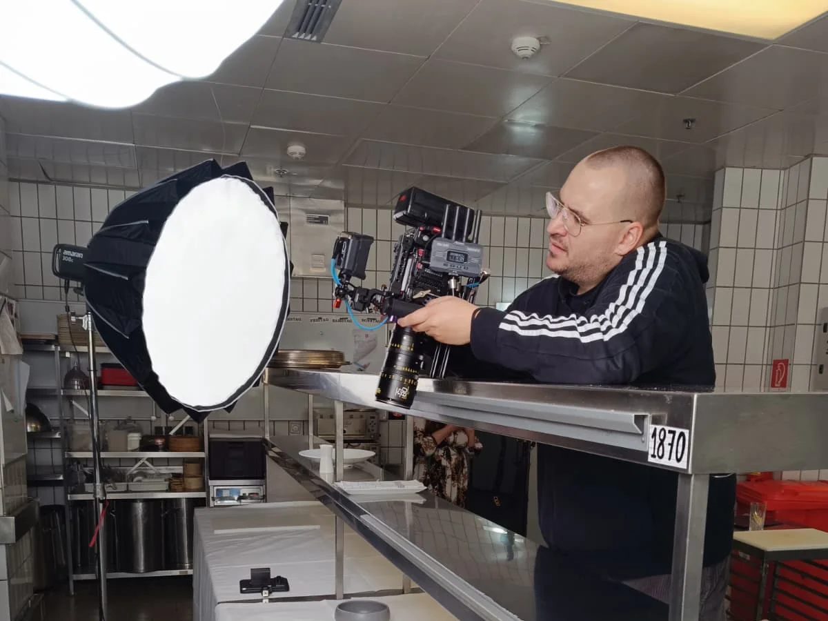 Making-of: Kameramann mit Gimbal und Softbox in einer Profiküche
