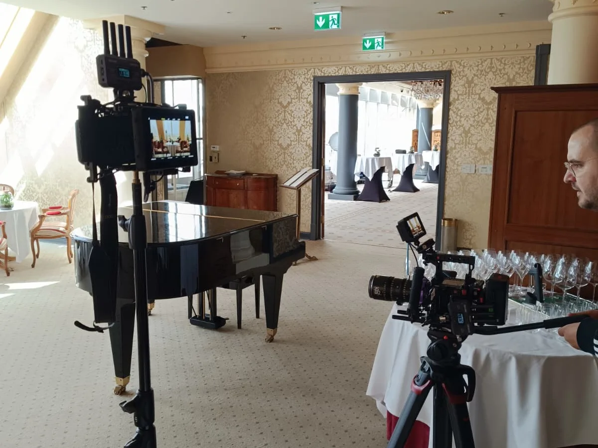 Making-of: Kamera auf Stativ in einem eingedeckten Restaurant