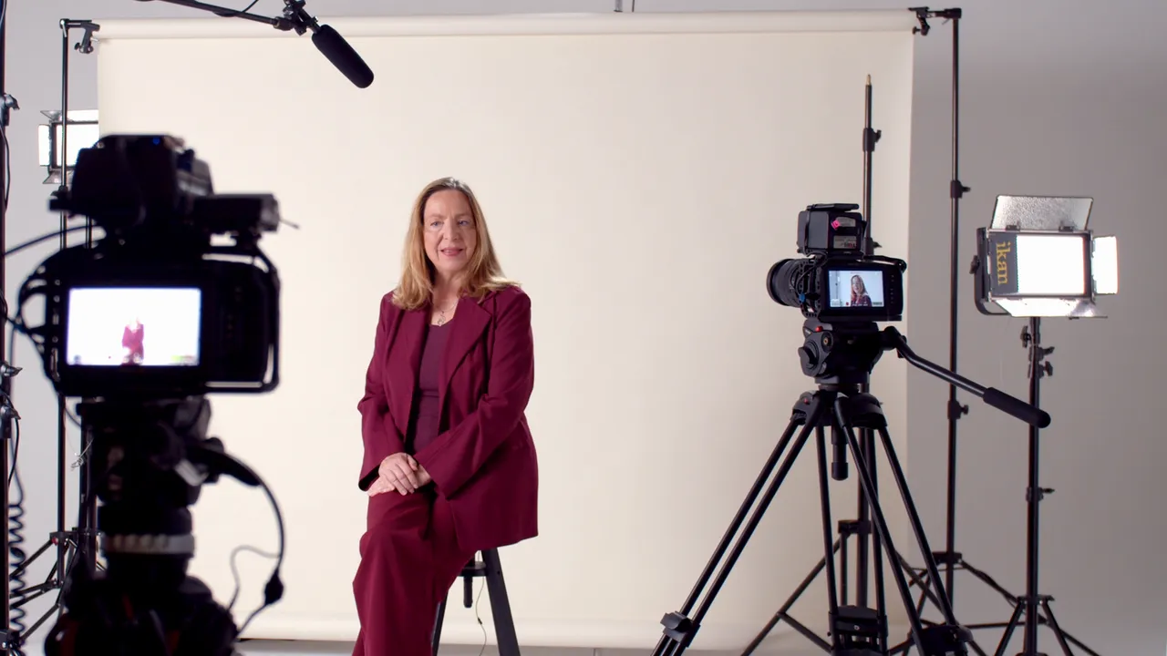 Making-of: Interview-Setup mit zwei Kameras, Licht und Mikrofon vor weißem Hintergrund