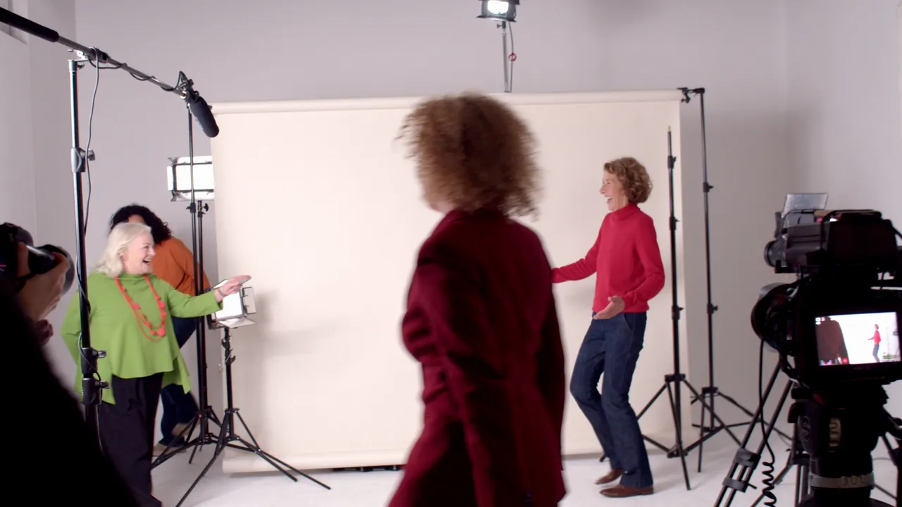 Making-of: Studio mit weißem Hintergrund, Kamera und Licht kurz vor dem Dreh