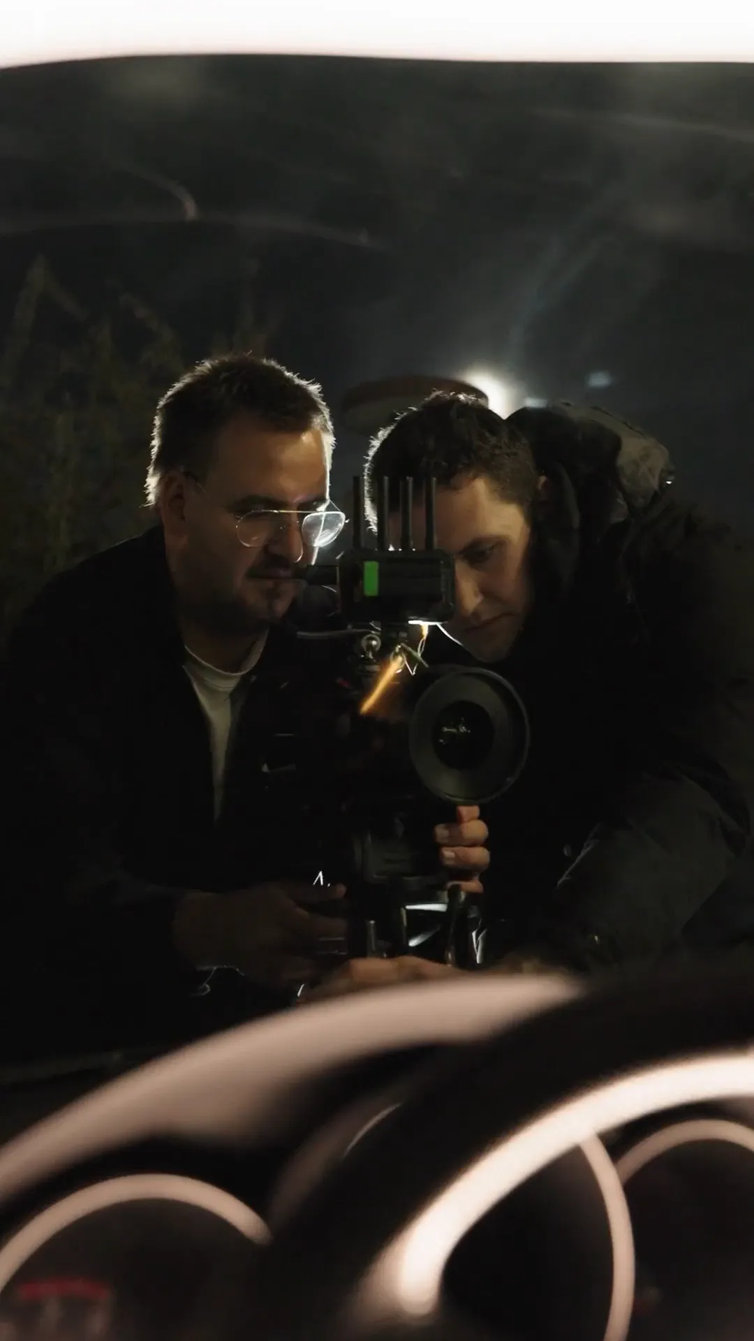 Making-of: Zwei Filmemacher richten nachts eine Kamera im Auto ein