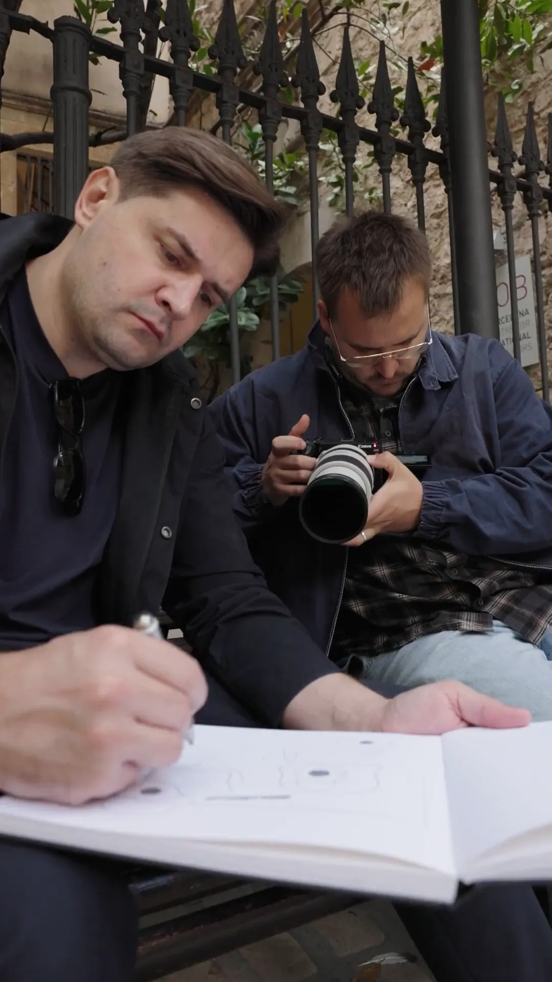 Making-of: Filmemacher notiert die Planung, daneben liegt die Kamera bereit