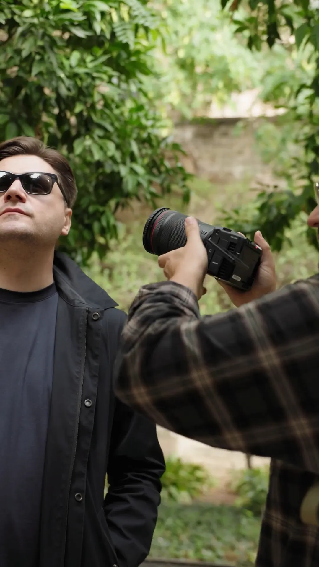 Making-of: Dreh im Park – die Kamera ist auf den Darsteller mit Sonnenbrille gerichtet