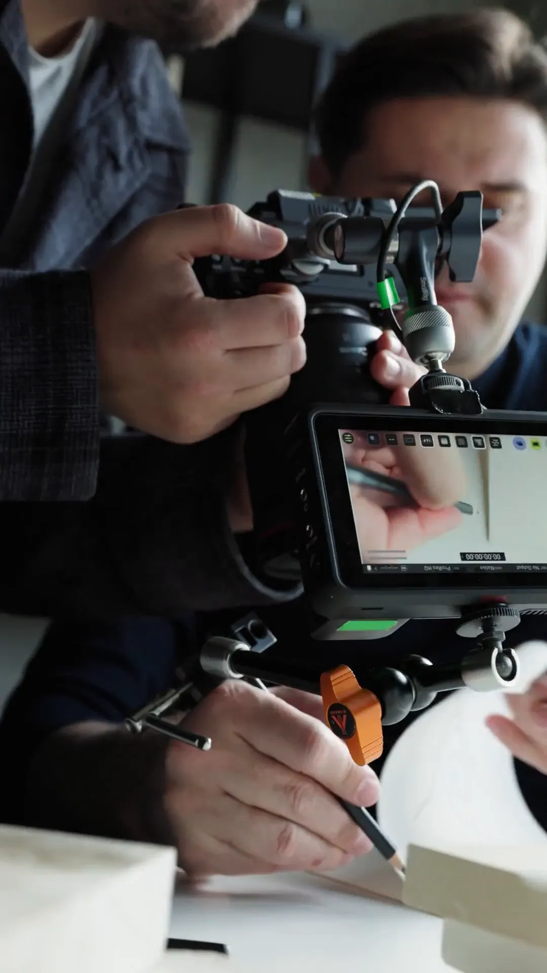 Making-of: Kamera-Rig mit Monitor bei der Arbeit am Set