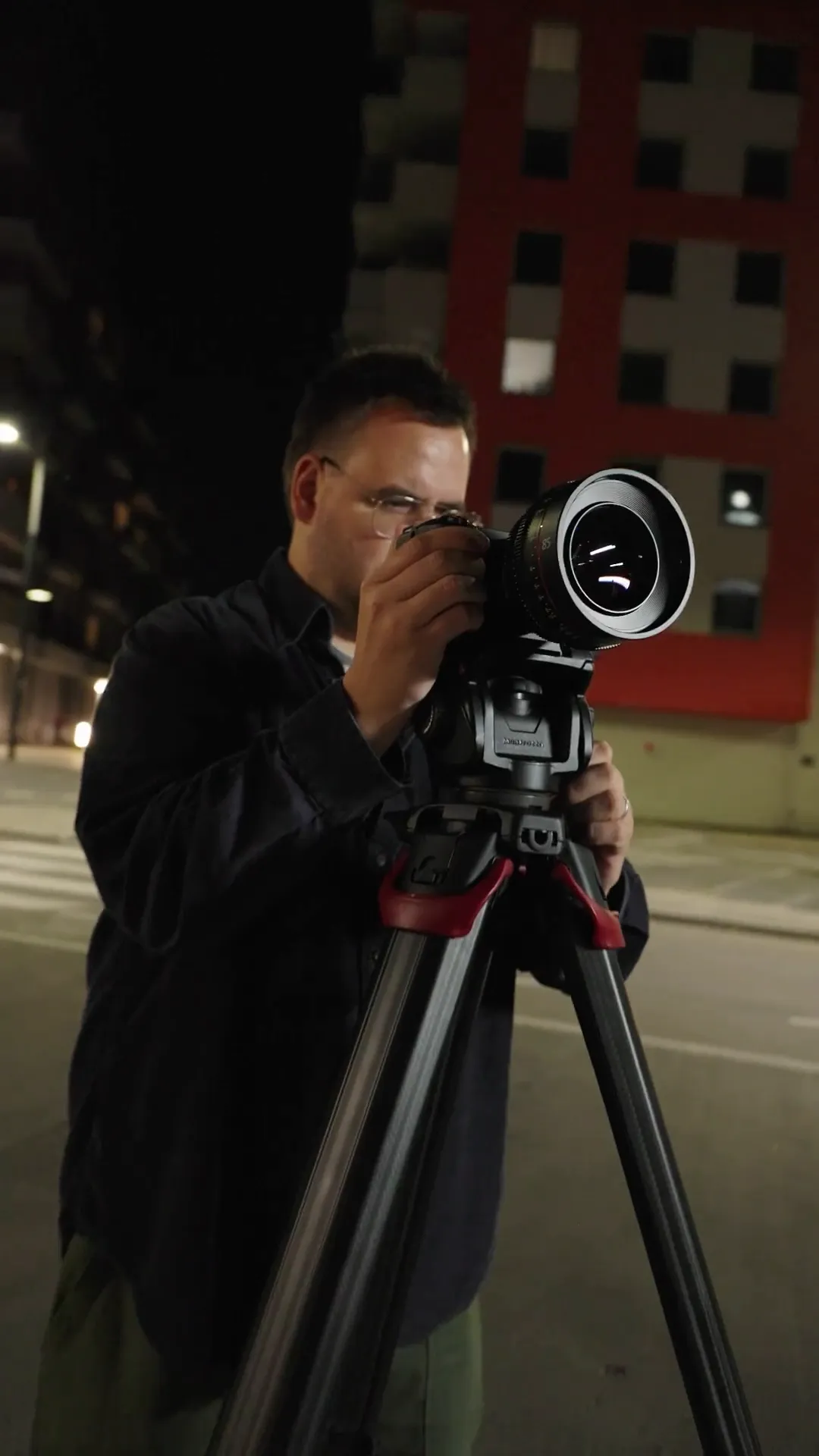 Making-of: Kameramann filmt nachts auf der Straße mit Stativ